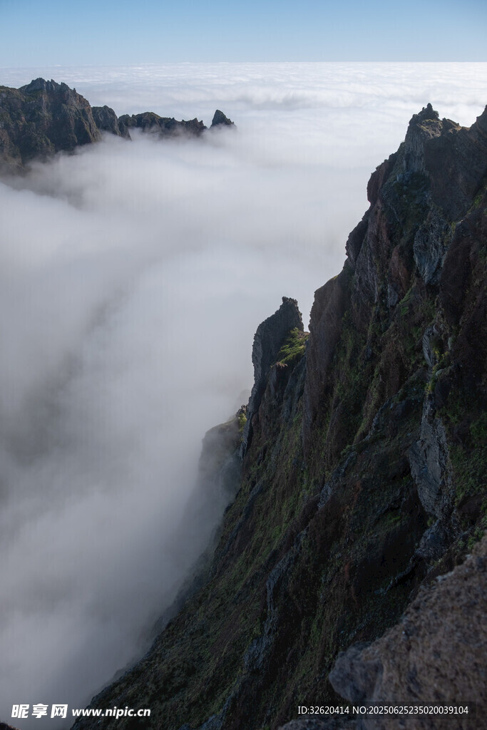 云霧繚繞的巍峨山峰