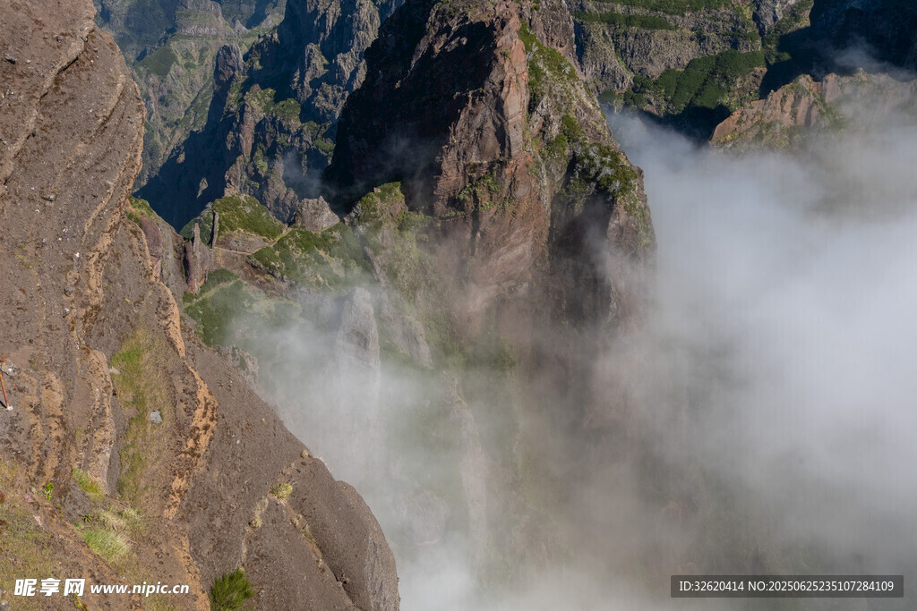云霧繚繞的壯麗山景