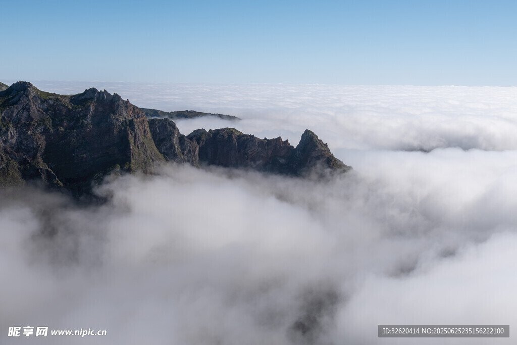 云海中的巍峨山峰
