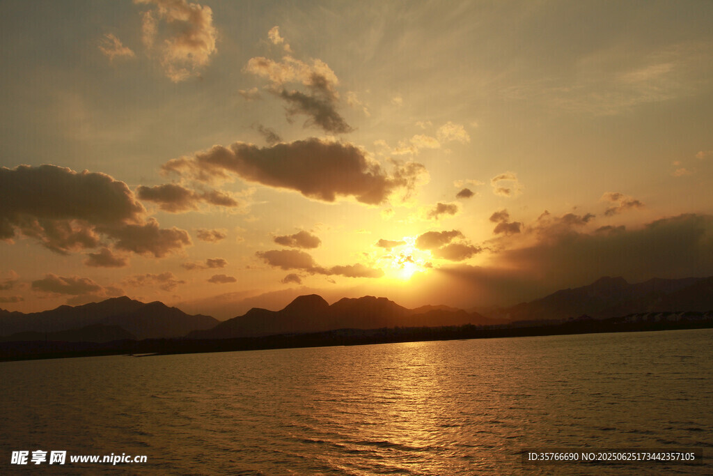 夕陽下波光粼粼的水面