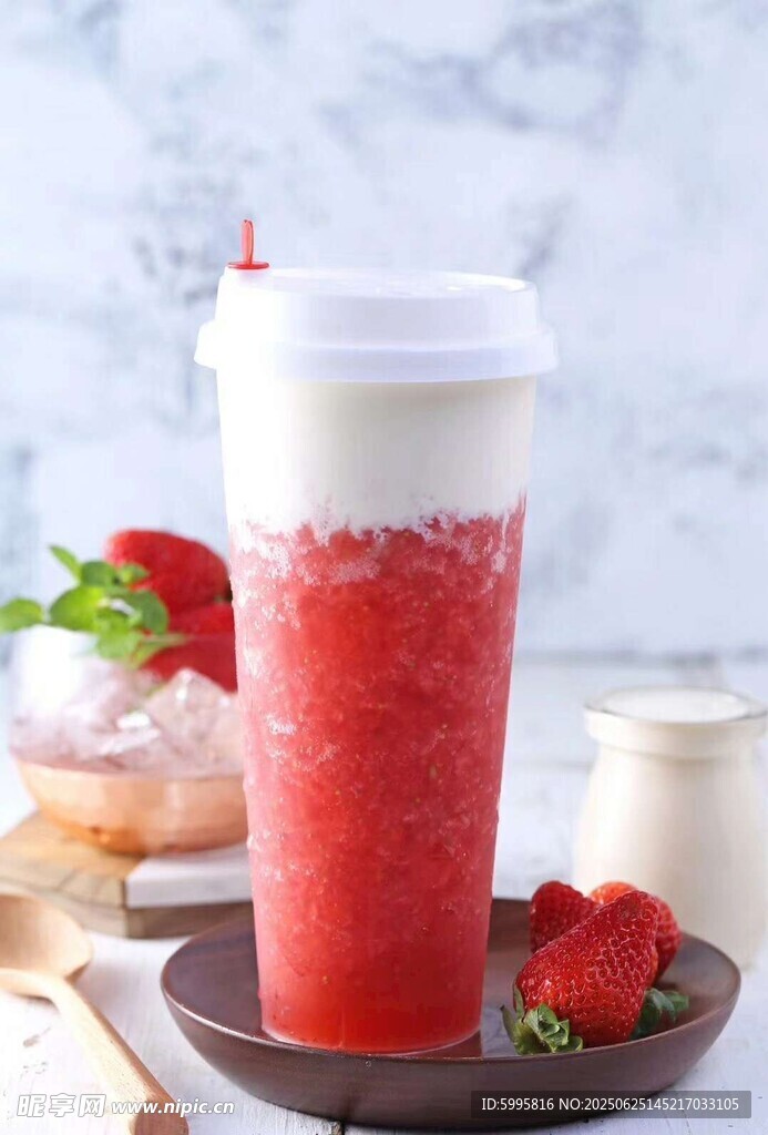 草莓奶蓋飲品 清新誘人