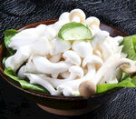 碗中鮮嫩白玉菇配翠綠黃瓜