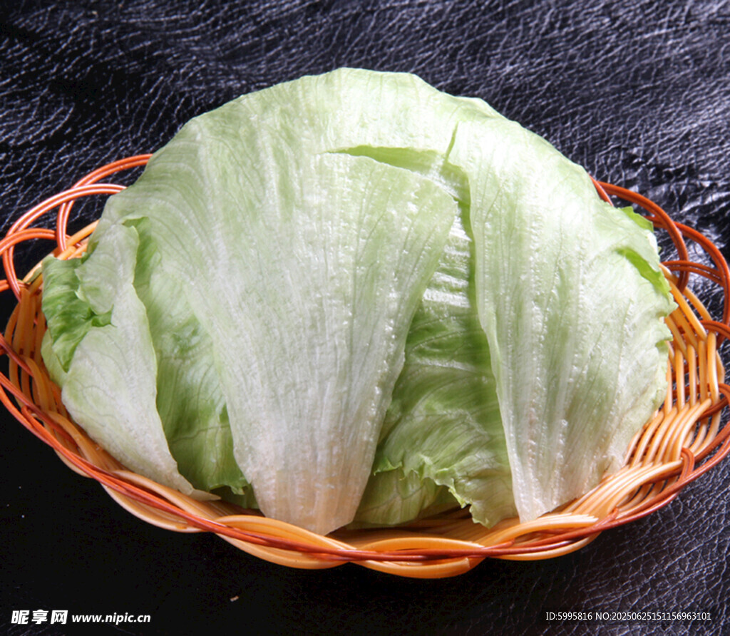 竹籃中的新鮮大白菜