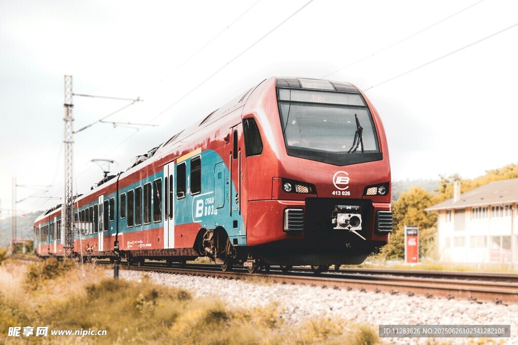 紅色列車行駛在鐵軌上