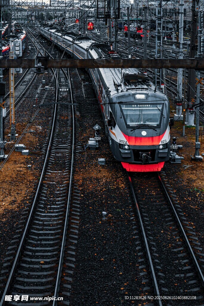 高速列車行駛在鐵軌上