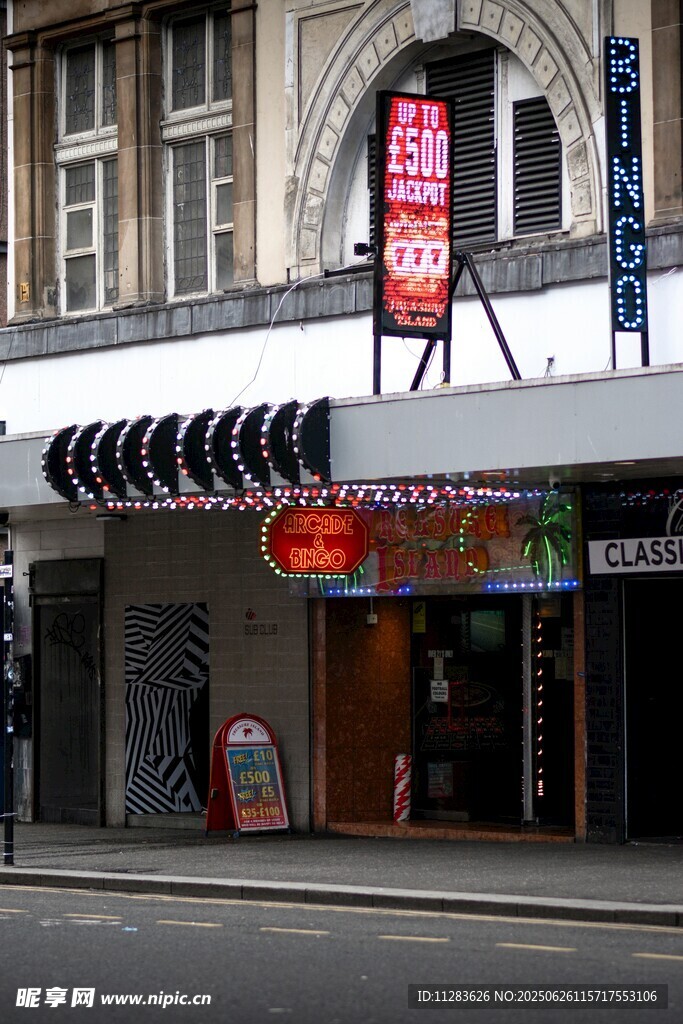 城市街邊的特色店鋪外觀