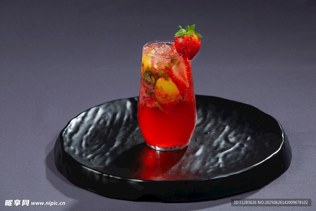 草莓裝飾的紅色創(chuàng)意飲品
