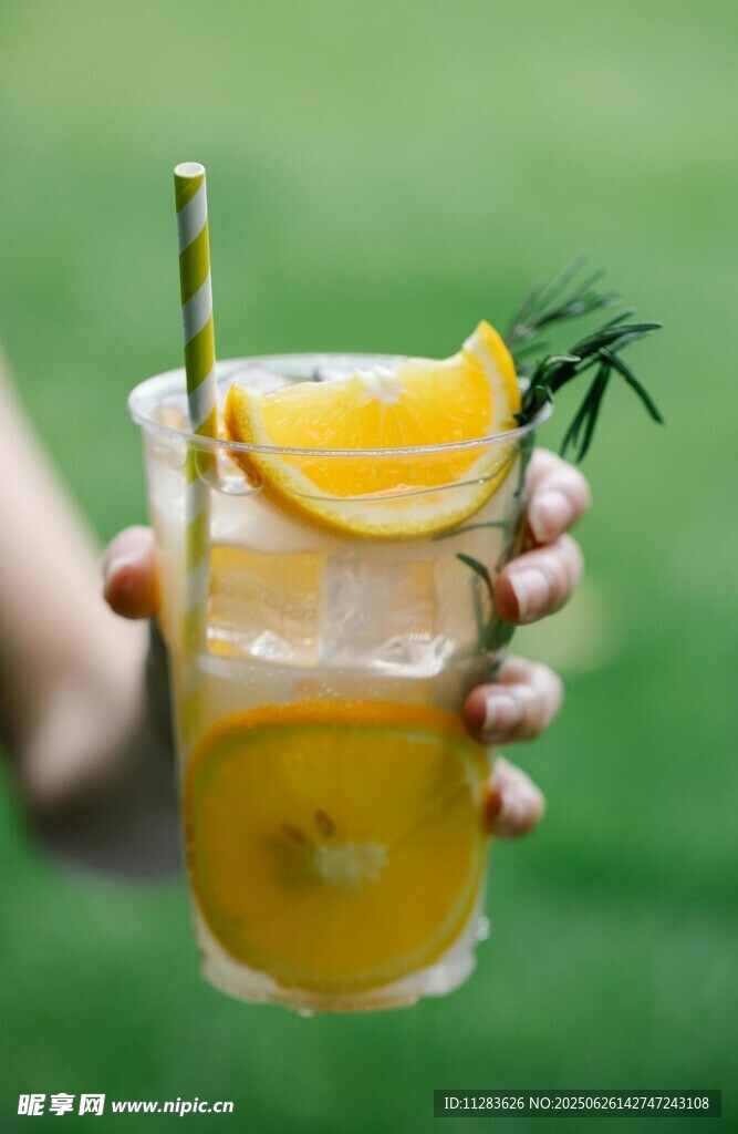 手持檸檬迷迭香冰飲