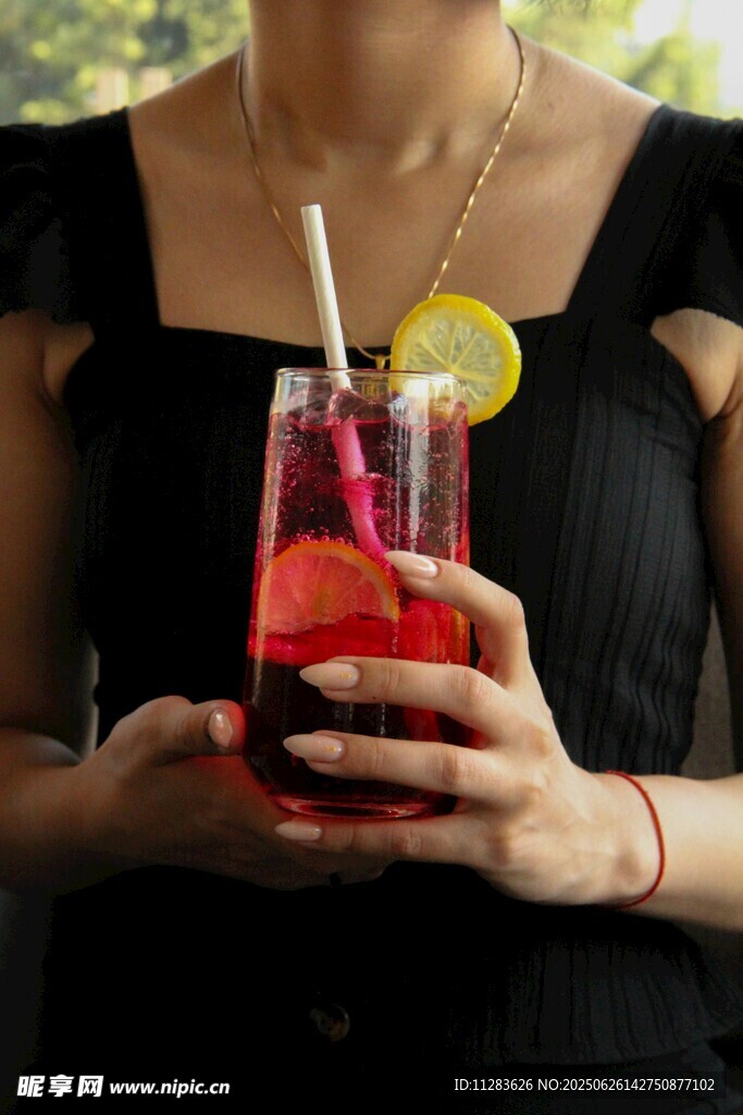 女士手持色彩繽紛的飲品
