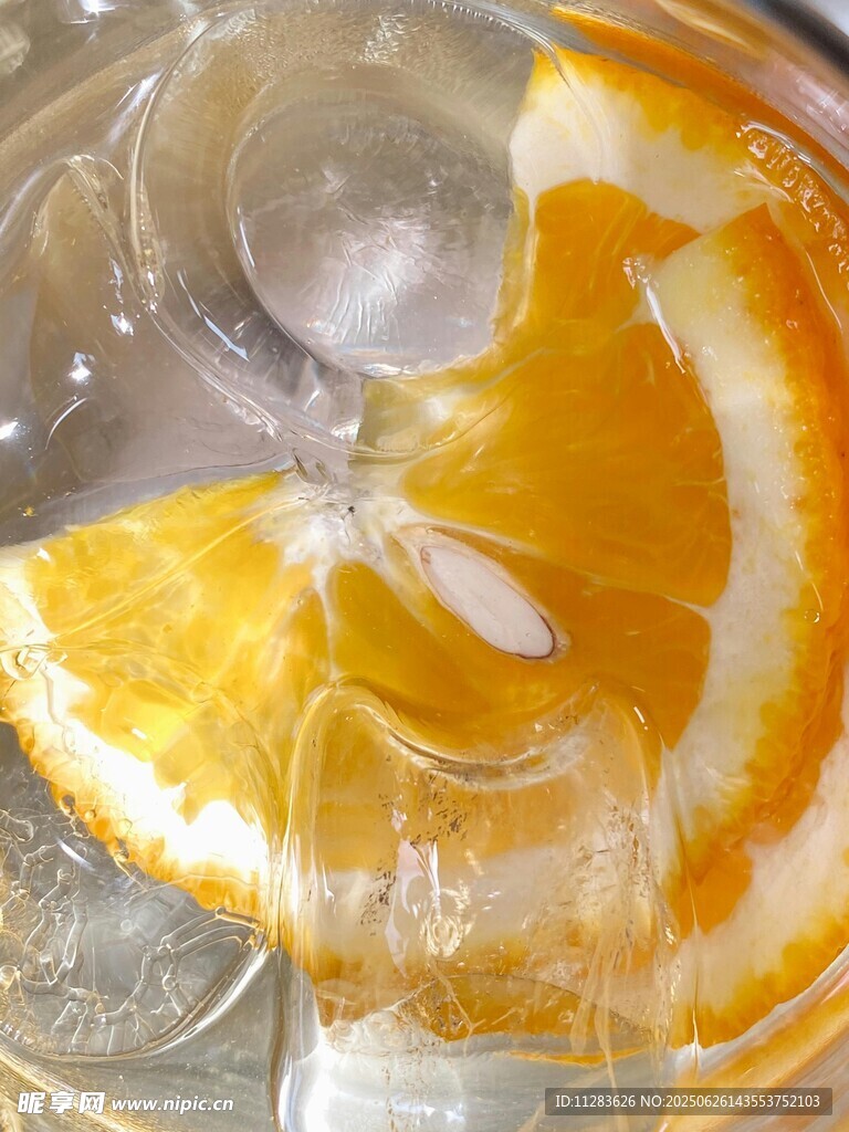 橙片入冰飲