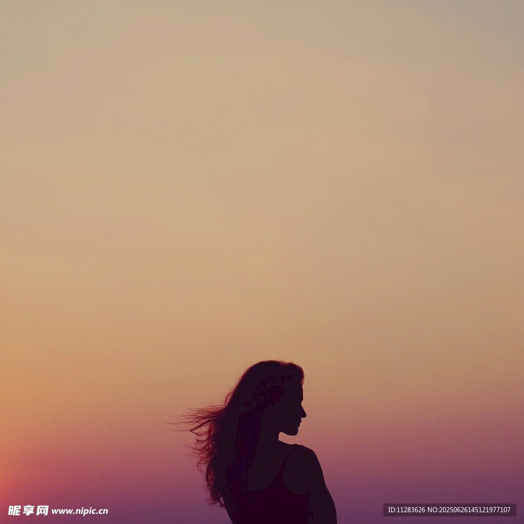 夕陽下的女性剪影