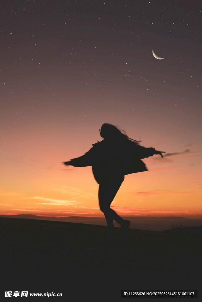 夕陽下舞者的曼妙剪影