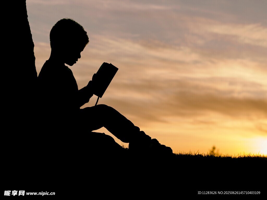 夕陽下的閱讀少年