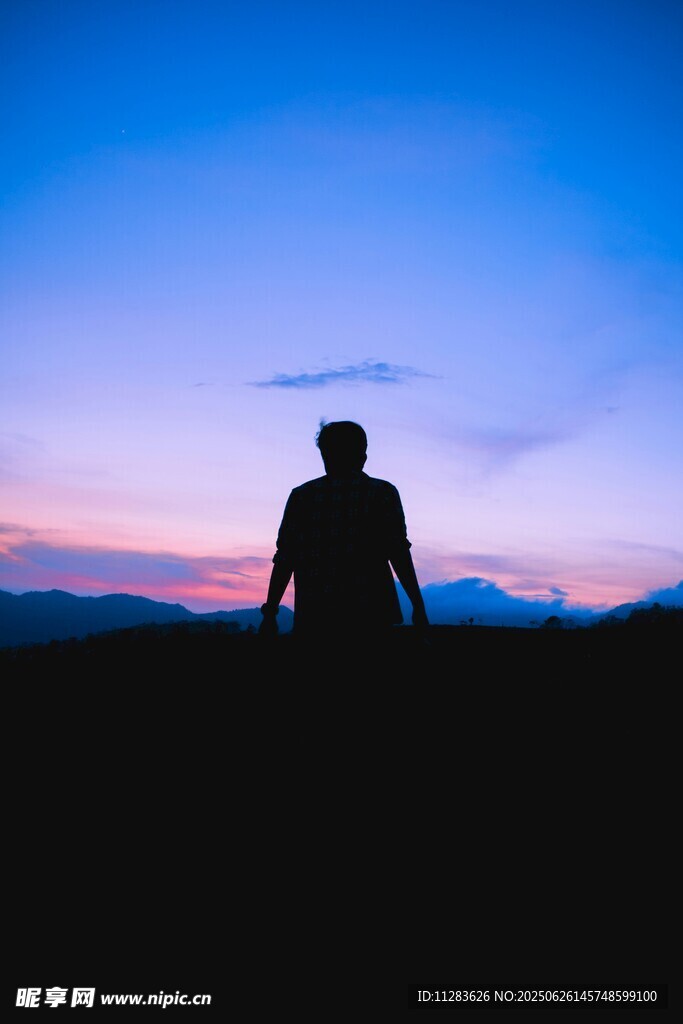 夕陽下的孤獨(dú)身影