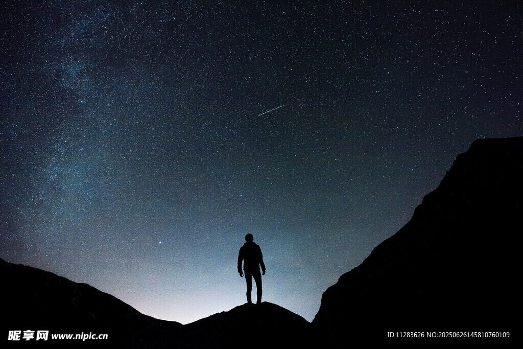 星空下的孤獨身影
