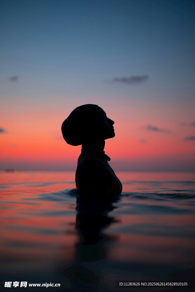 夕陽下水中的人物剪影
