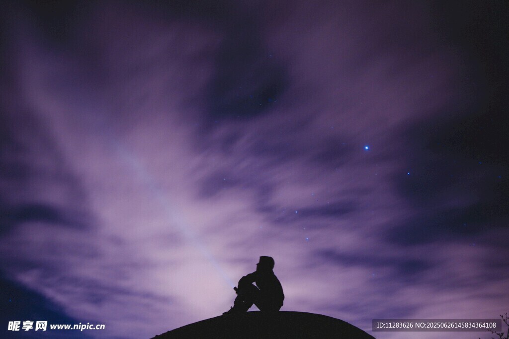 星空下的孤獨身影