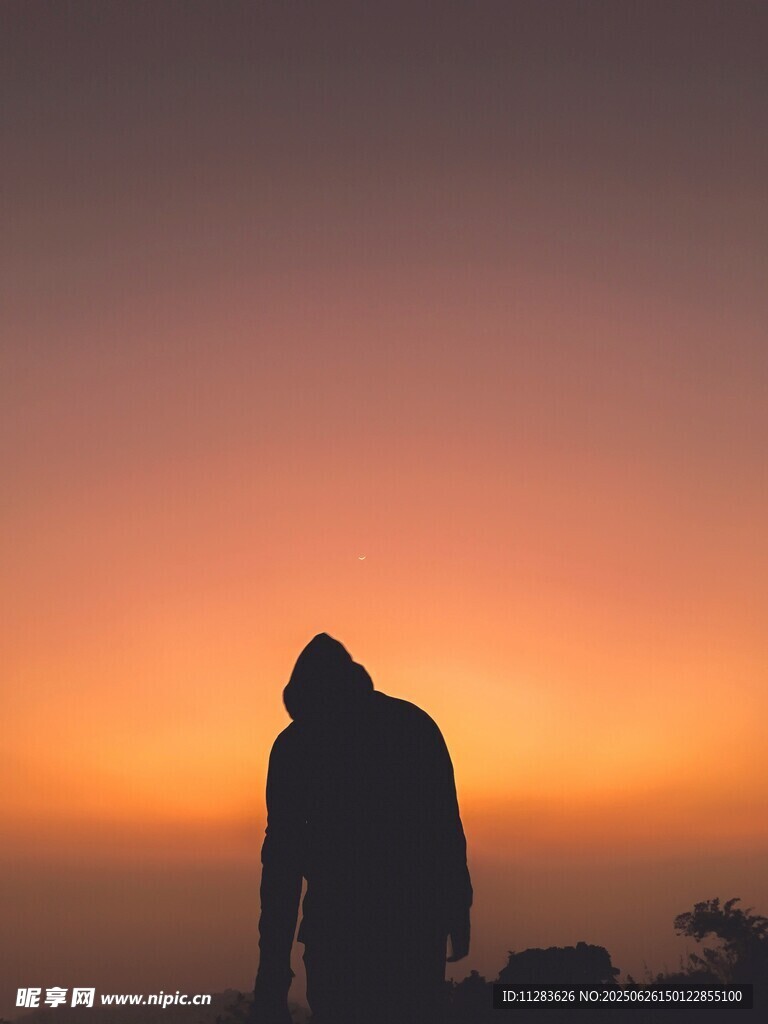 夕陽下的孤獨(dú)身影