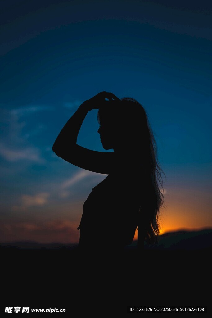 夕陽下的女性剪影