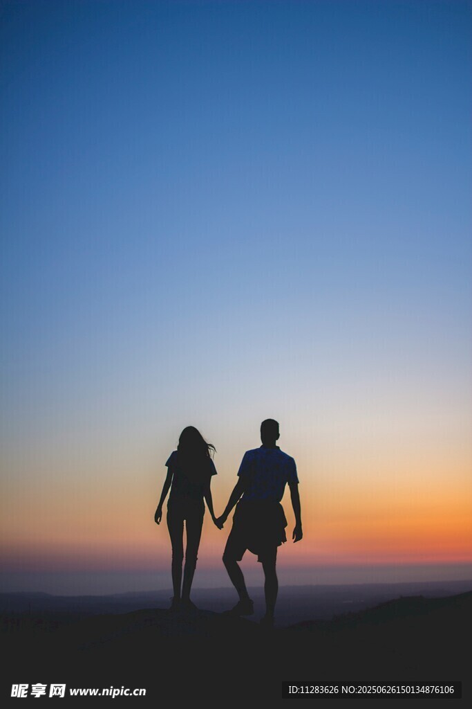 夕陽下情侶漫步的美好身影