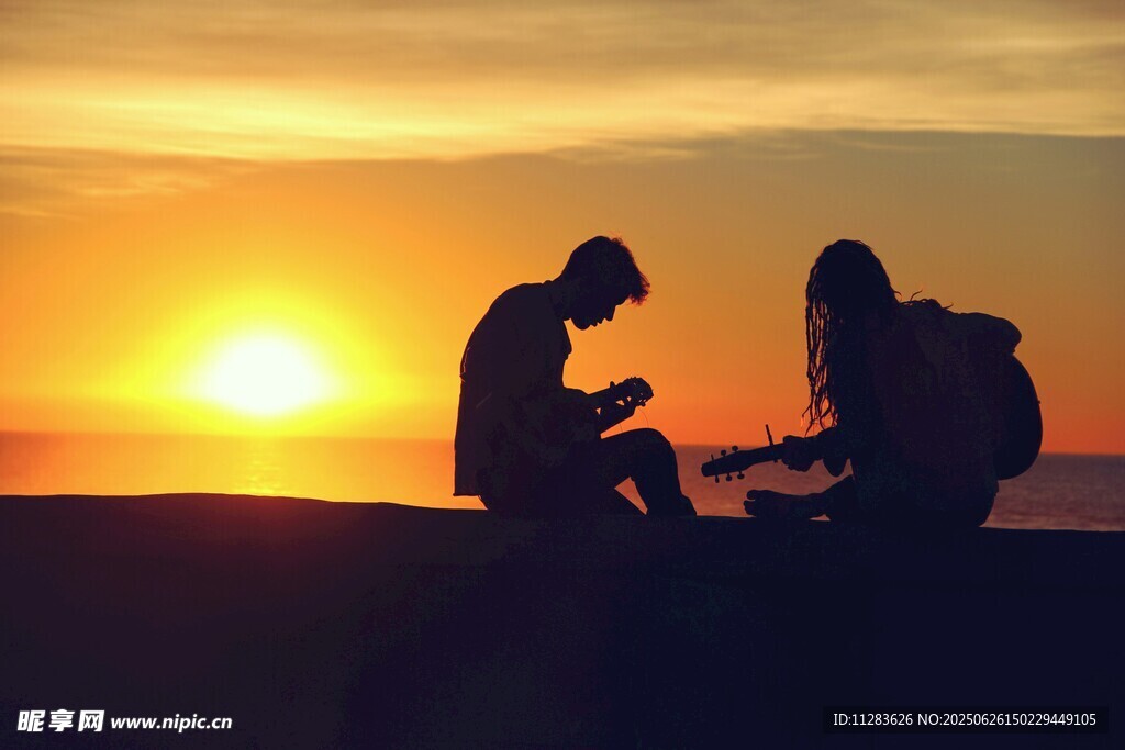 夕陽下情侶浪漫求婚場景