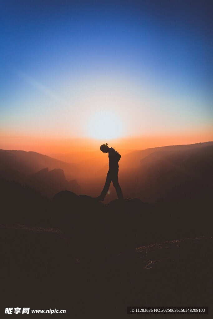 夕陽下的孤獨(dú)徒步者