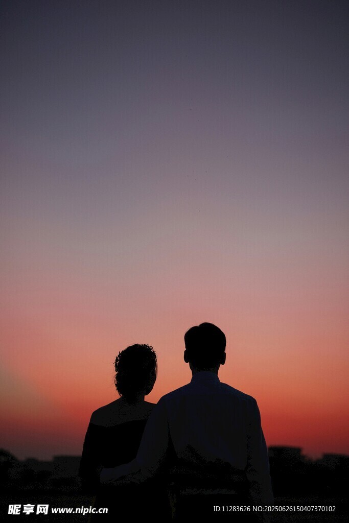 夕陽下的兩人背影