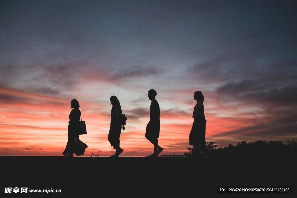 夕陽下的四人漫步身影