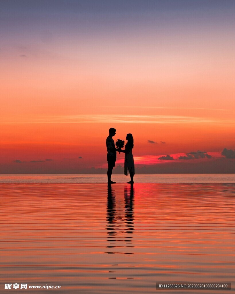 夕陽下情侶在水邊浪漫相依