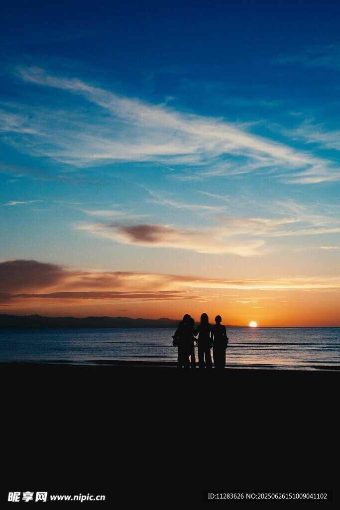 海邊日落時的溫馨身影