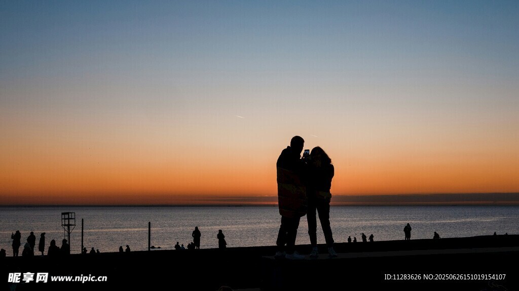 夕陽下的情侶浪漫剪影