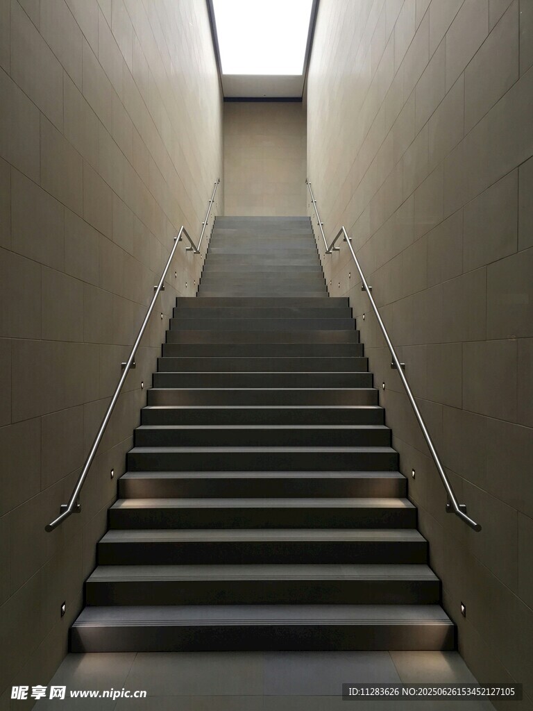 現代簡約風格的室內樓梯