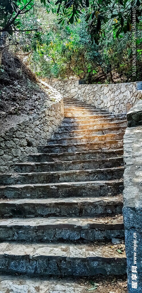 山間石階