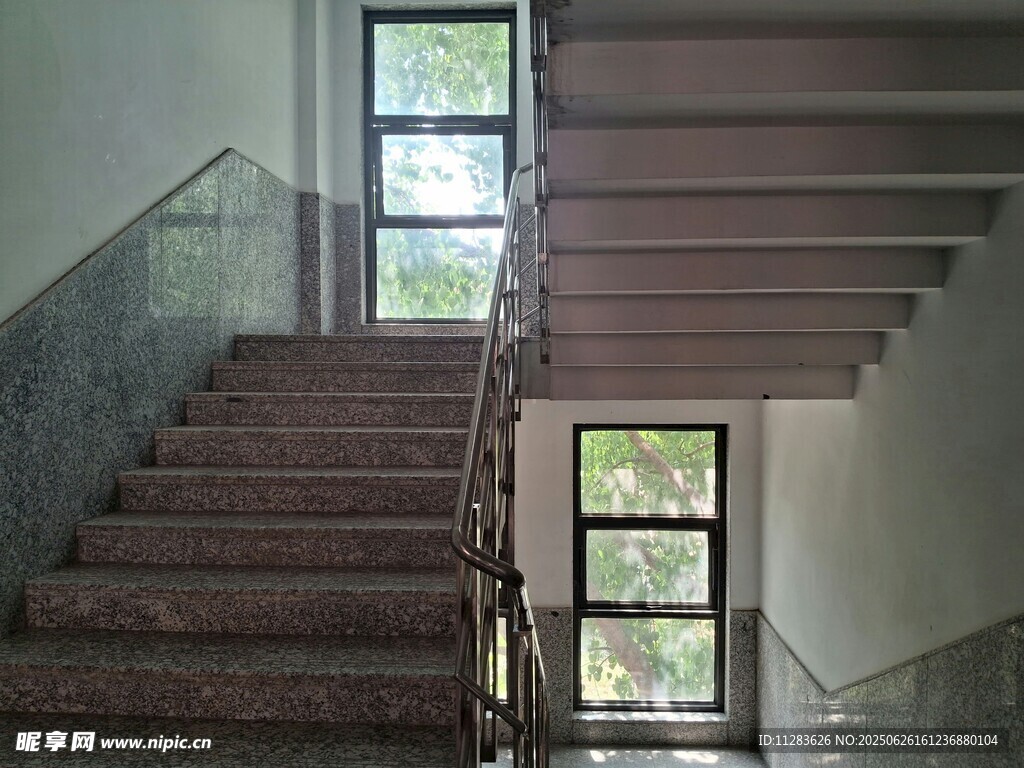 現代風格室內旋轉樓梯