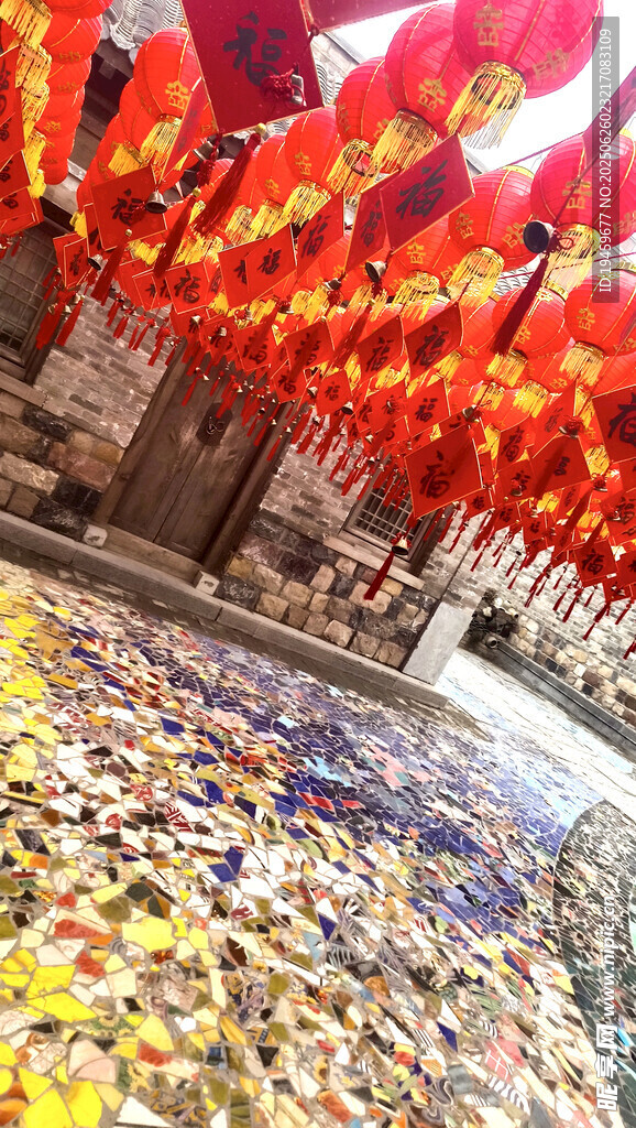 懸掛紅燈籠下