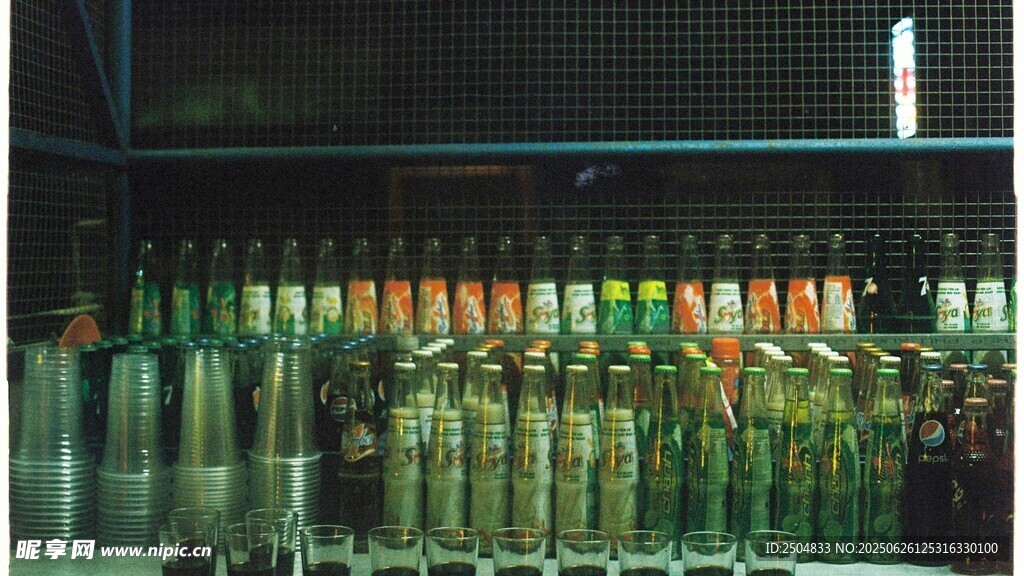 貨架上琳瑯滿目的瓶裝飲品