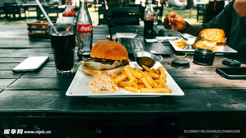 美味西餐美食擺放在桌前