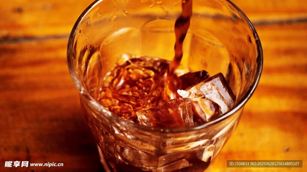 可樂倒入加冰玻璃杯