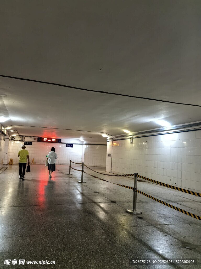 地下通道內的行人身影