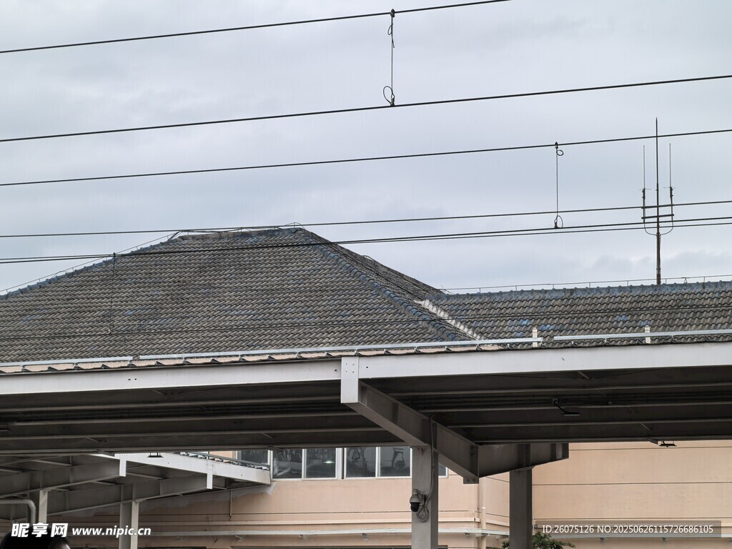 高架橋下的建筑一角