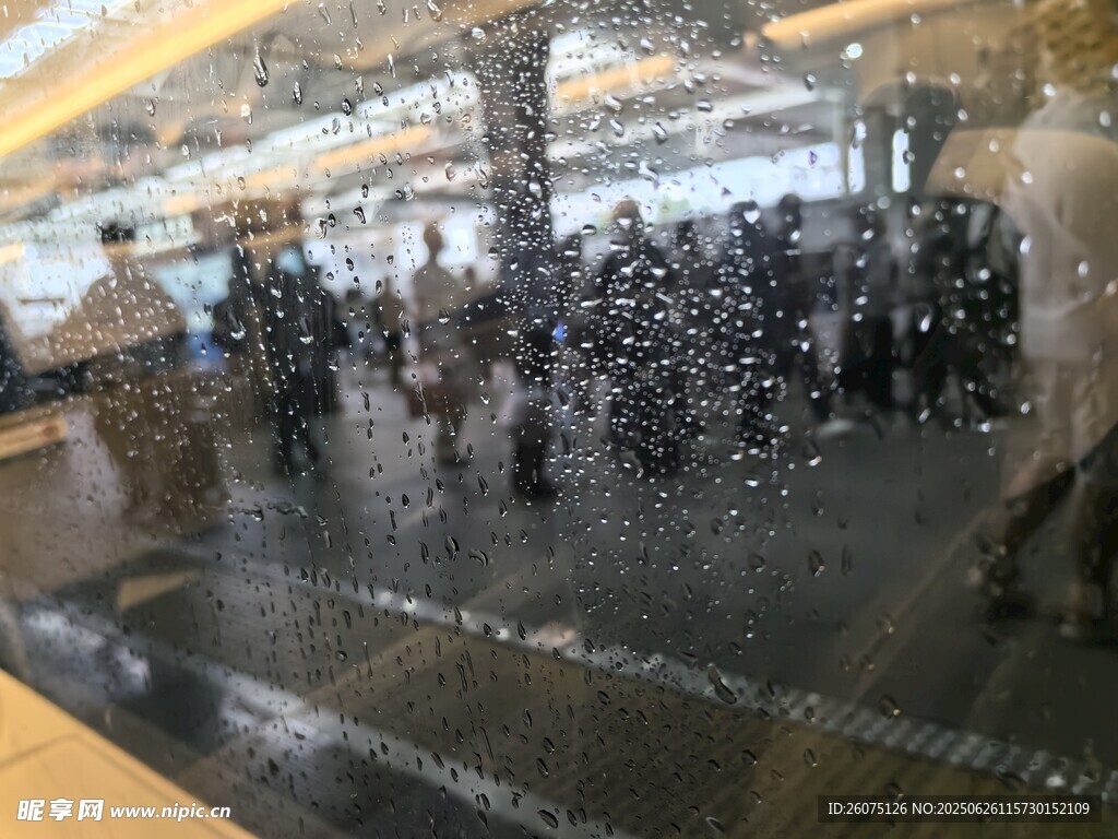 地鐵站內(nèi)繁忙的人流景象