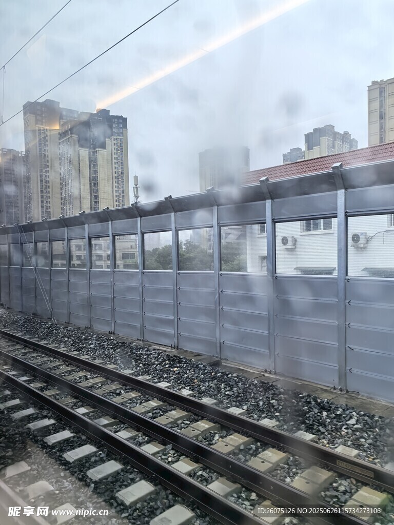 玻璃窗軌的圍欄與城市建筑
