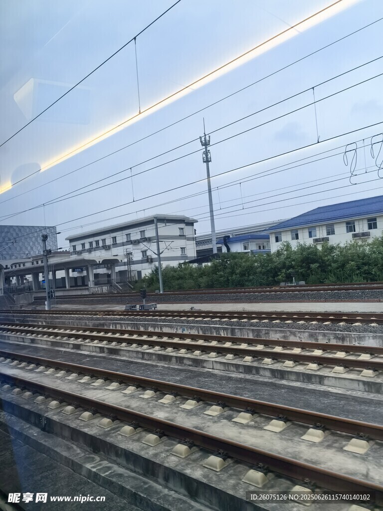 鐵路軌道旁的建筑物景觀