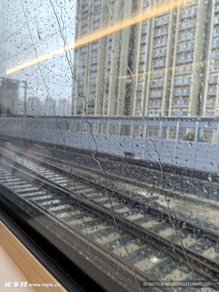 列車窗外的鐵軌與高樓
