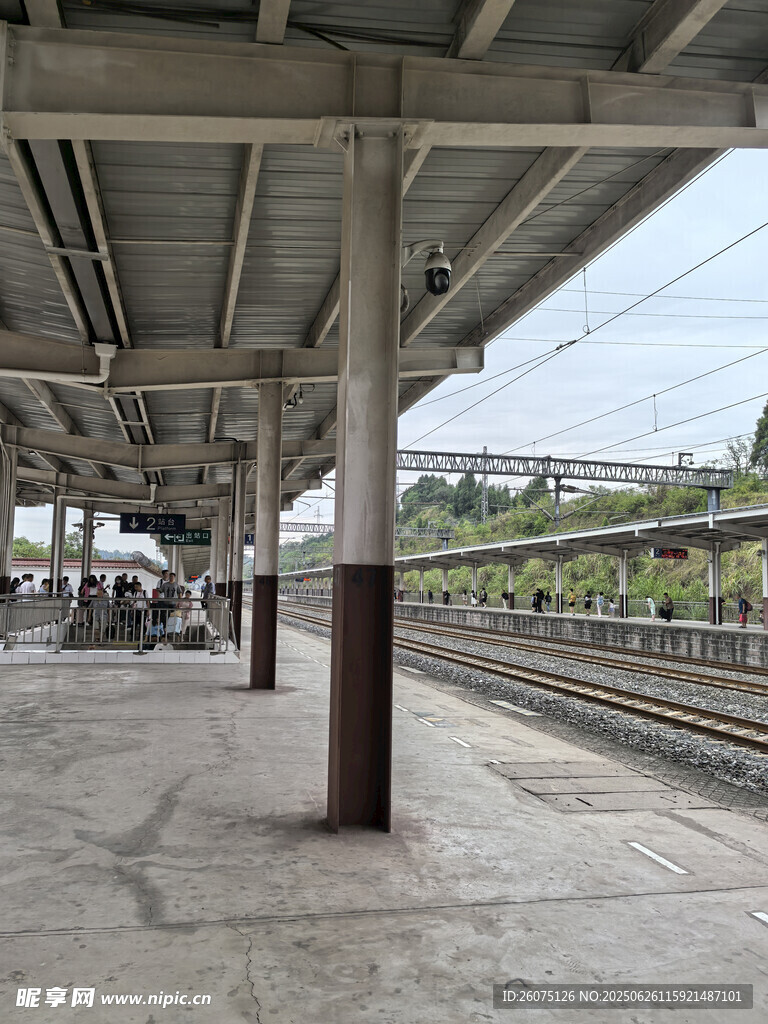 空曠的火車站臺場景