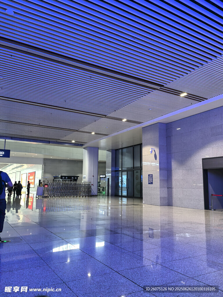 現代寬敞的室內大廳空間