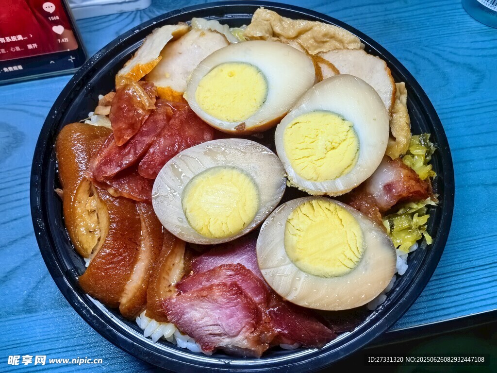 豐盛美味的多料雞蛋蓋飯