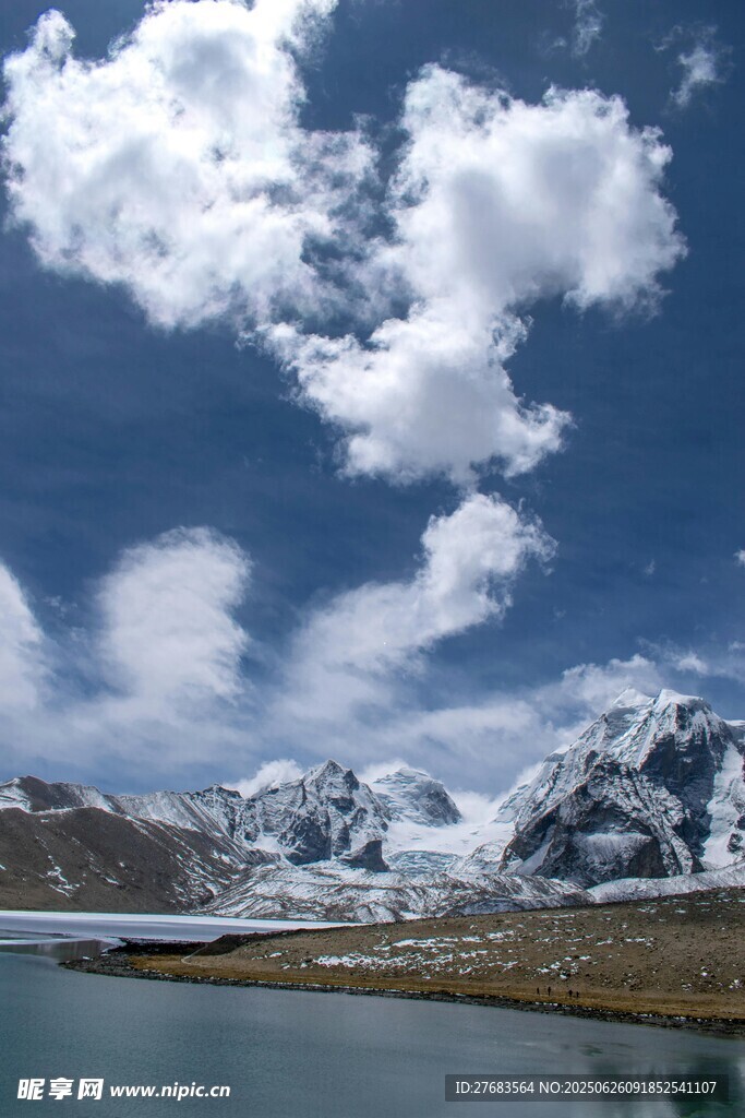 雪山湖畔藍天美景