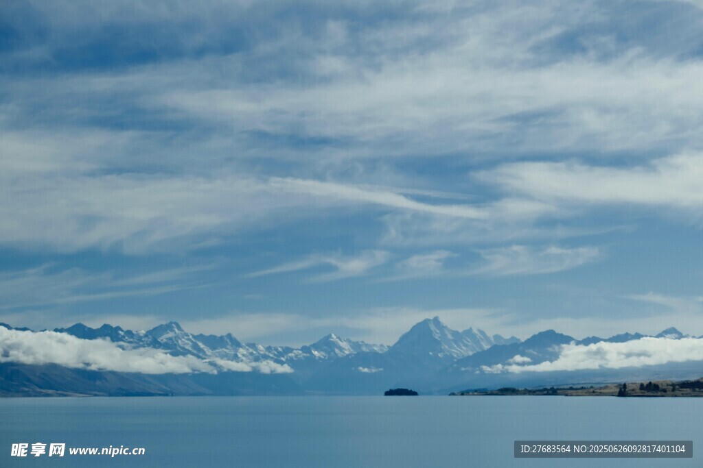 湖畔雪山美景