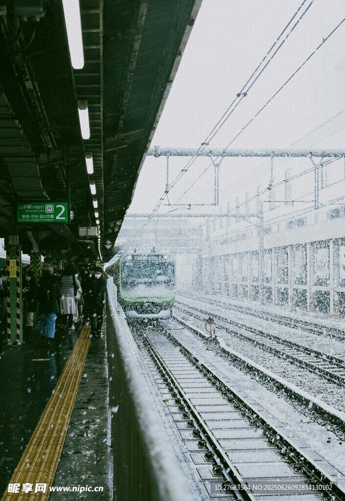 車(chē)站鐵軌上的列車(chē)景象